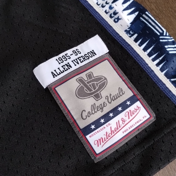 Large Mens Mitchell & Ness Allen Iverson Georgetown Hoyas 1995-96 Jersey - Picture 4 of 8